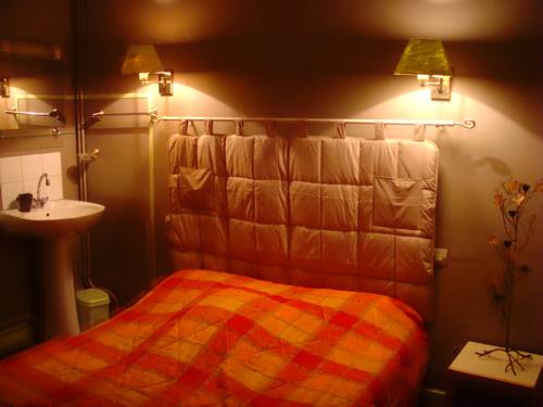 Imagen de la habitación del Hotel Le Terminus, Guimgamp. Foto 10