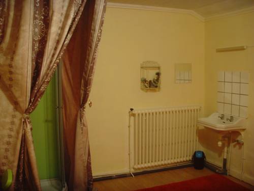 Imagen de la habitación del Hotel Le Terminus, Guimgamp. Foto 16