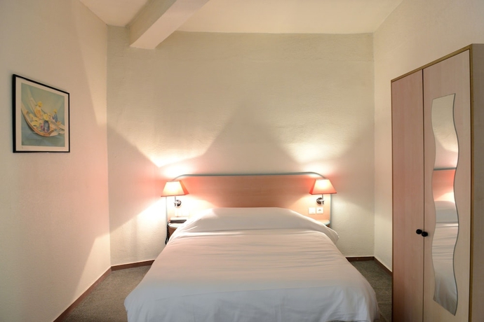 Imagen de la habitación del Hotel Le Terminus, Sénas. Foto 8