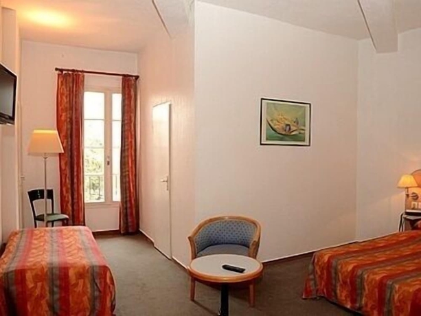 Imagen de la habitación del Hotel Le Terminus, Sénas. Foto 9