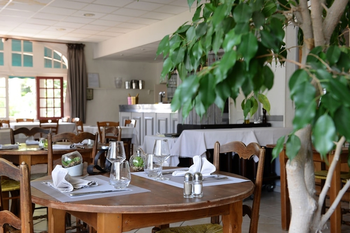 Imagen del bar/restaurante del Hotel Le Terminus, Sénas. Foto 5