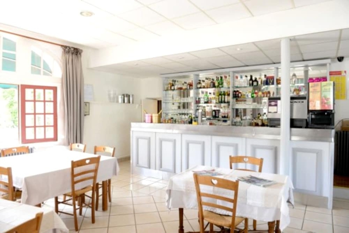 Imagen del bar/restaurante del Hotel Le Terminus, Sénas. Foto 6