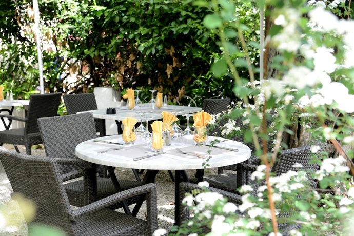 Imagen de los exteriores del Hotel Le Terminus, Sénas. Foto 10