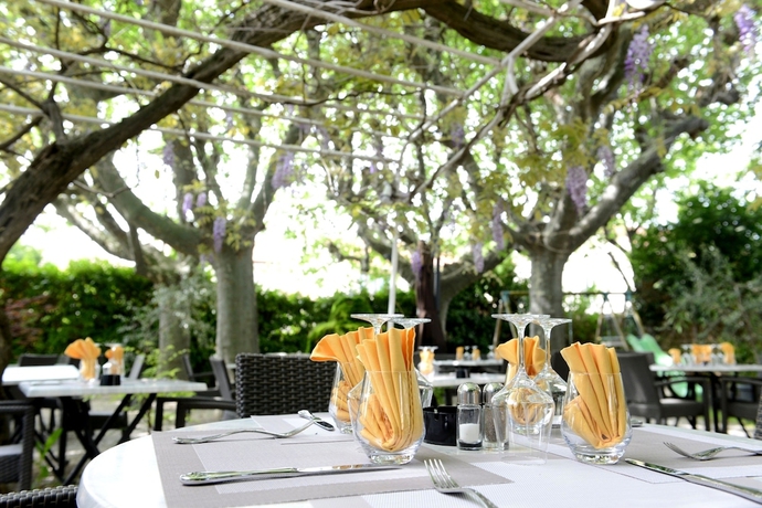 Imagen de los exteriores del Hotel Le Terminus, Sénas. Foto 11