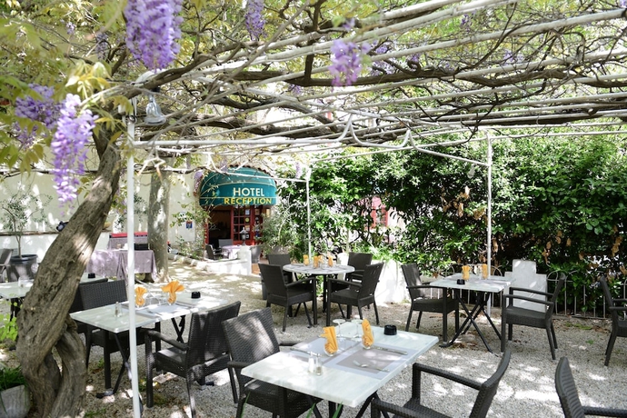 Imagen de los exteriores del Hotel Le Terminus, Sénas. Foto 12