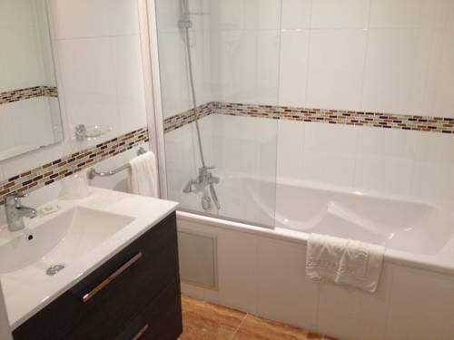 Imagen de la habitación del Hotel Le Tivoli, Nouilhan. Foto 9