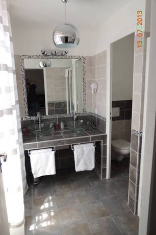 Imagen de la habitación del Hotel Le Tivoli, SISTERON. Foto 8
