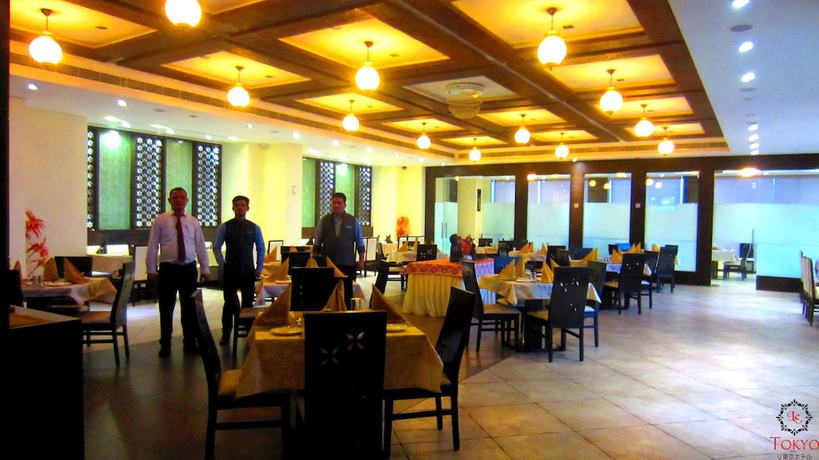 Imagen del bar/restaurante del Hotel Le Tokyo Sanand. Foto 5