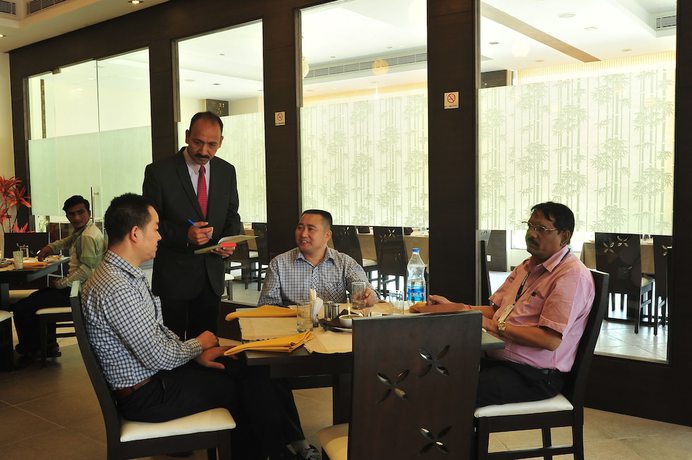 Imagen del bar/restaurante del Hotel Le Tokyo Sanand. Foto 6