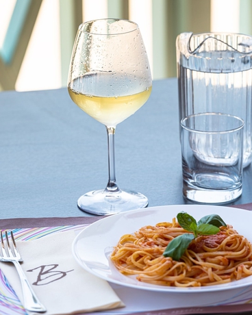 Imagen del bar/restaurante del Hotel Le Tonnare Di Stintino - Beach Resort. Foto 7