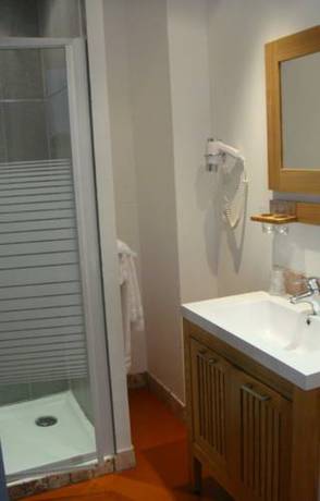 Imagen de la habitación del Hotel Le Tourisme. Foto 10