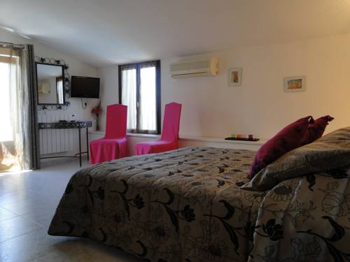 Imagen de la habitación del Hotel Le Tourisme. Foto 15