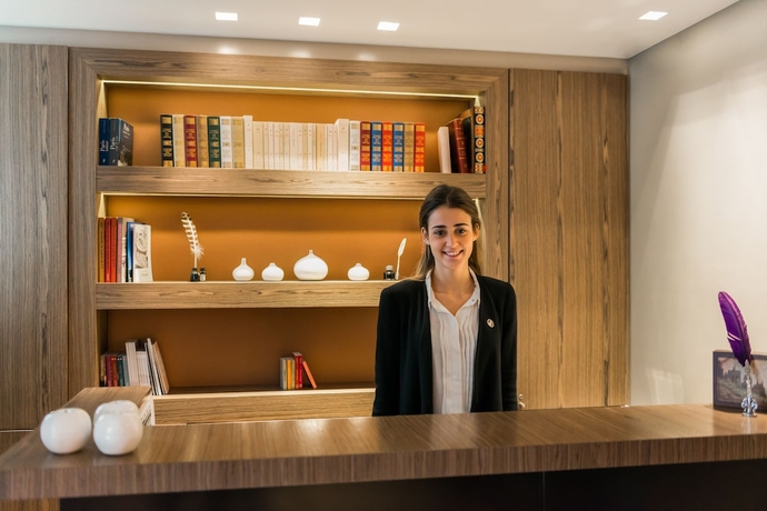 Imagen de los interiores del Hotel Le Tourville by Inwood Hotels. Foto 16