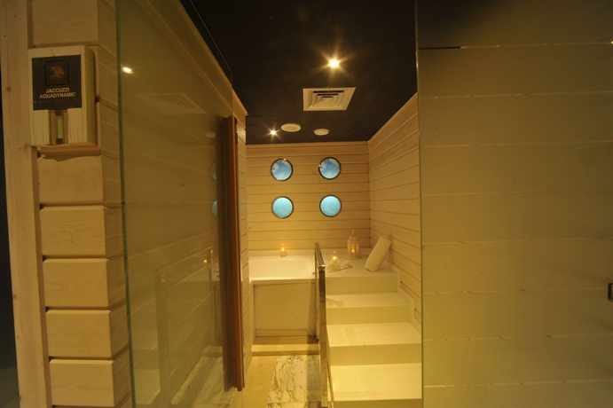 Imagen de la piscina del Hotel Le Trianon Luxury and Spa. Foto 14