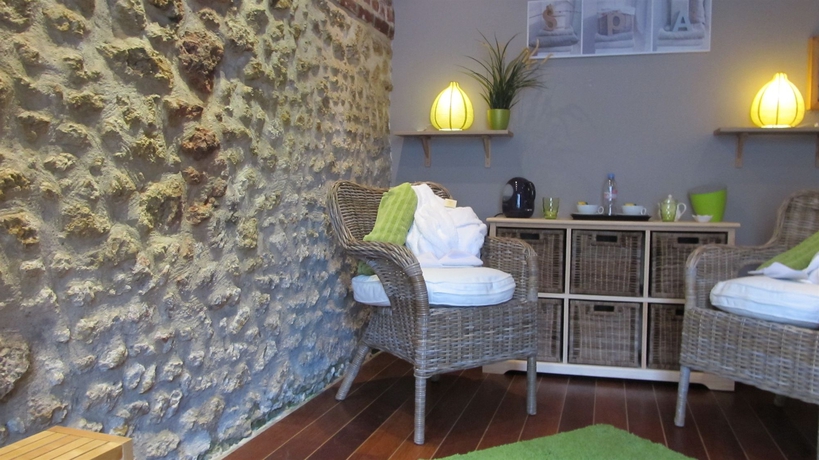 Imagen de la piscina del Hotel Le Trophée By M and Spa. Foto 12