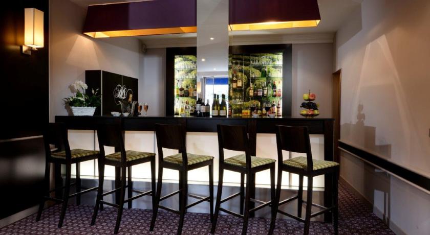 Imagen del bar/restaurante del Hotel Le Versailles, Versalles. Foto 2