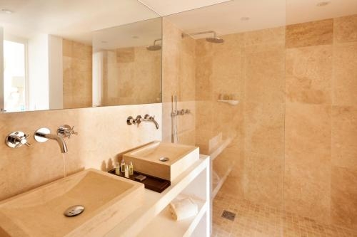 Imagen de la habitación del Hotel Le Vieux Castillon. Foto 8