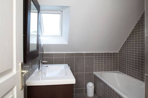 Imagen de la habitación del Hotel Le Village Cancalais. Foto 10