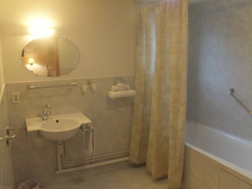 Imagen de la habitación del Hotel Le Village, Gif-sur-Yvette. Foto 4