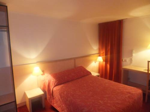 Imagen de la habitación del Hotel Le Village, Gif-sur-Yvette. Foto 6