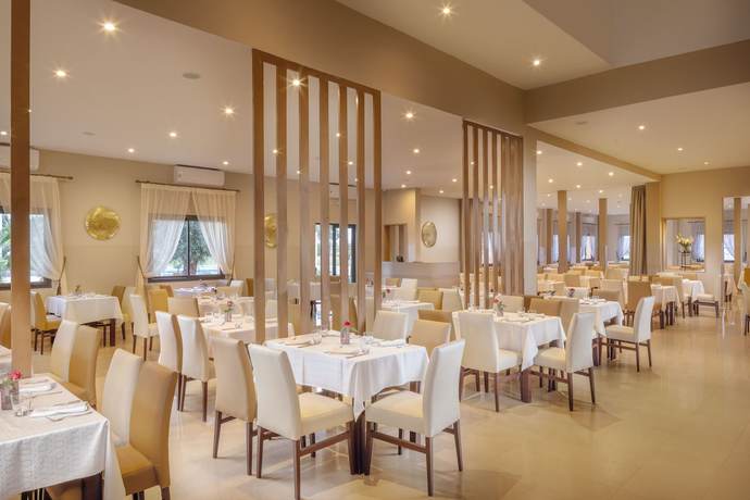 Imagen del bar/restaurante del Hotel Le Vizir Center Parc and Resort. Foto 2