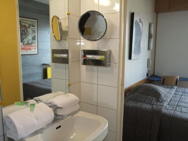 Imagen de la habitación del Hotel Le Voltaire, Rennes. Foto 17