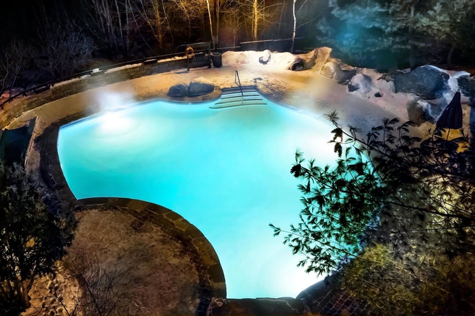 Imagen de la piscina del Hotel Le Westin Tremblant. Foto 15