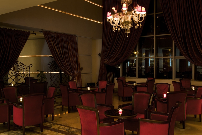 Imagen del bar/restaurante del Hotel Le Zenith, Casablanca. Foto 2
