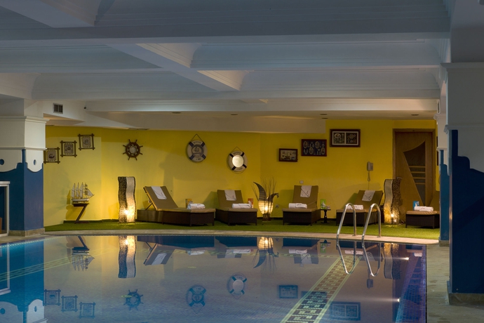 Imagen de la piscina del Hotel Le Zenith, Casablanca. Foto 15