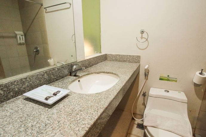 Imagen de la habitación del Hotel LeGreen Suite Pejompongan. Foto 7