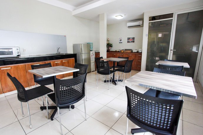 Imagen de los interiores del Hotel LeGreen Suite Pejompongan. Foto 11