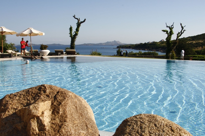 Imagen de la piscina del Hotel L'ea Bianca Luxury Resort. Foto 16