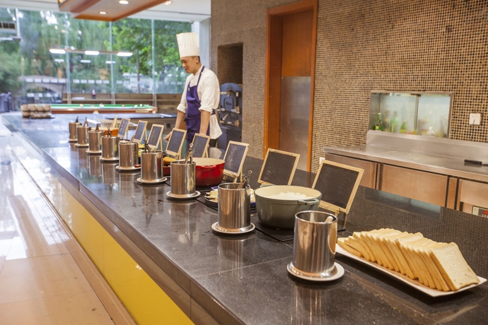 Imagen del bar/restaurante del Hotel LeafIN Hotel Beijing Minzuyuan l Bird's Nest. Foto 4