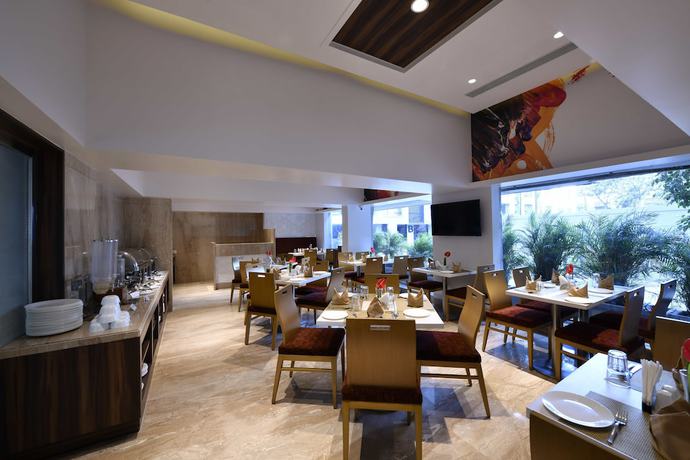 Imagen del bar/restaurante del Hotel Leafio Marigold Marol. Foto 4