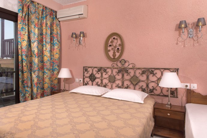 Imagen de la habitación del Hotel Leandros. Foto 10