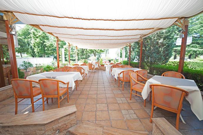 Imagen del bar/restaurante del Hotel Lebed, Ohrid. Foto 4