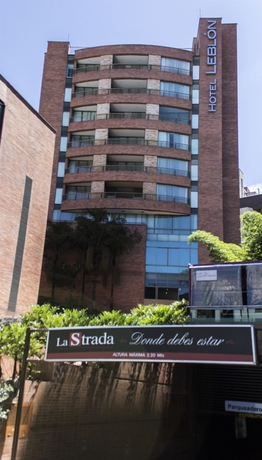 Imagen de los exteriores del Hotel Lebl&oacute;n Suites. Foto 11