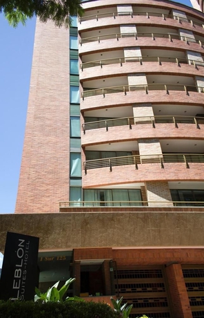 Imagen de los exteriores del Hotel Lebl&oacute;n Suites. Foto 12