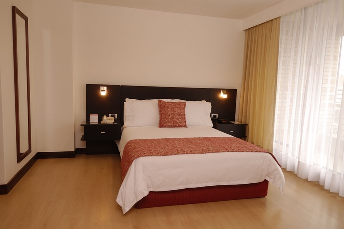 Imagen de la habitación del Hotel Lebl&oacute;n Suites. Foto 10