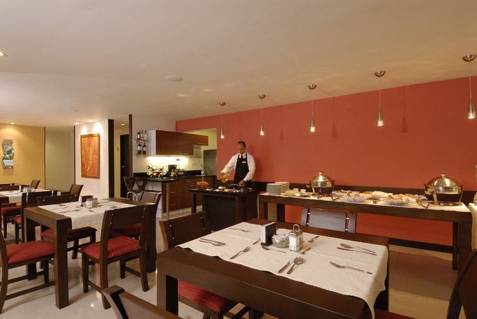 Imagen del bar/restaurante del Hotel Lebl&oacute;n Suites. Foto 3