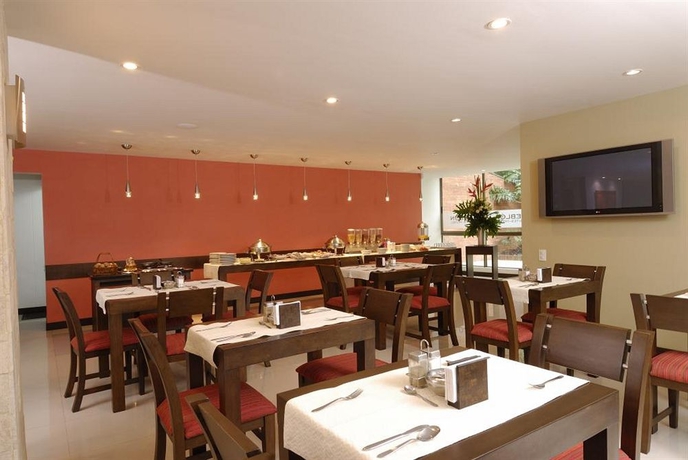 Imagen del bar/restaurante del Hotel Lebl&oacute;n Suites. Foto 4