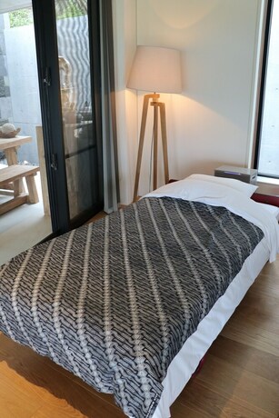 Imagen de la habitación del Hotel Leceb Sesoko Villa. Foto 28