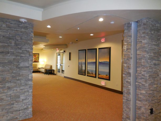 Imagen de los interiores del Hotel Ledgestone Vernal. Foto 15