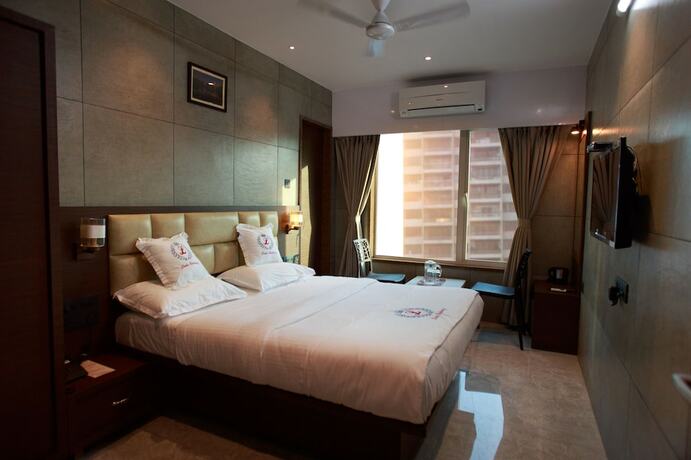 Imagen de la habitación del Hotel Leela. Foto 31