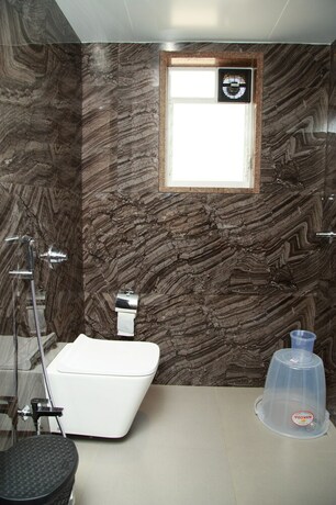 Imagen de la habitación del Hotel Leela. Foto 33