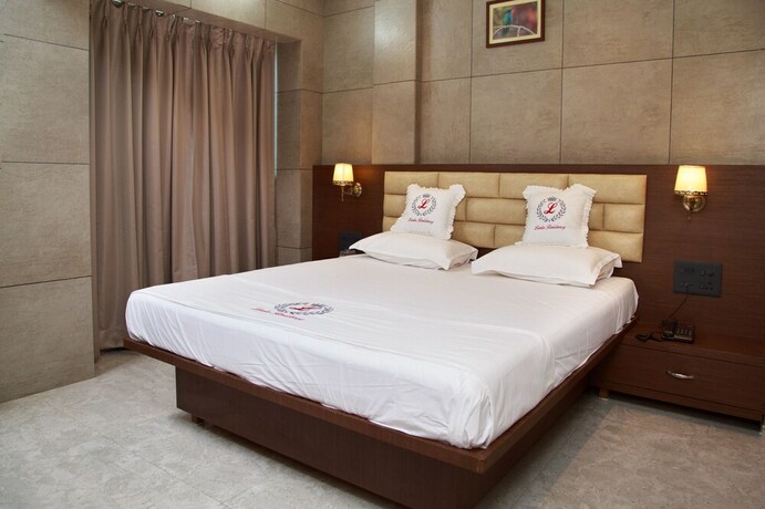 Imagen de la habitación del Hotel Leela. Foto 36