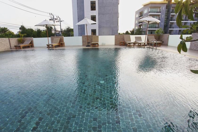 Imagen de la piscina del Hotel Leenova. Foto 17