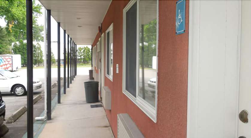 Imagen de los exteriores del Hotel Lee\'s Motel. Foto 17