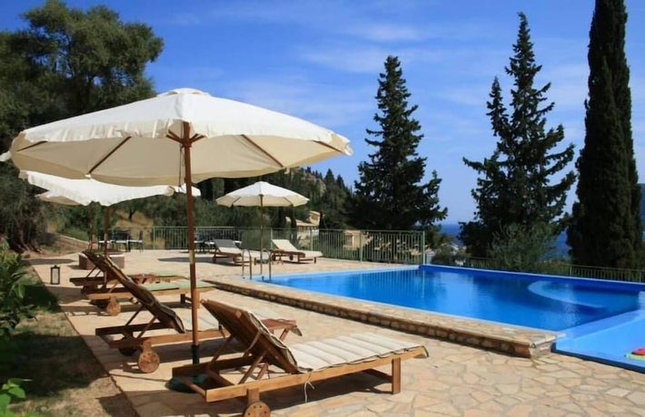 Imagen de la piscina del Hotel Lefkas Petra. Foto 16