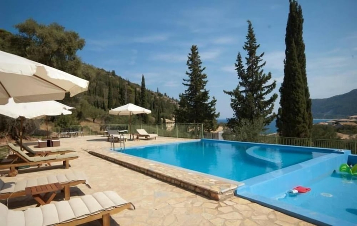 Imagen de la piscina del Hotel Lefkas Petra. Foto 17